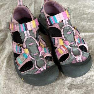 Little Girl’s Keens, size 13